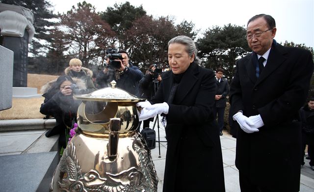 13일 반기문 UN 전 사무총장과 부인 유순택 여사가 서울 동작구 현충원의 이승만 전 대통령 묘역에서 분향하고 있다. 한국일보