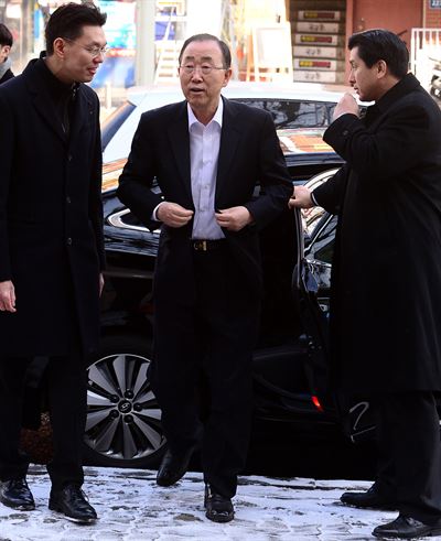 반기문 전 유엔 사무총장이 13일 오후 서울 동작구 사당시장 인근 김치찌개 음식점에서 청년들과의 점심식사를 위해 차량에서 내리고 있다. 신상순 선임기자