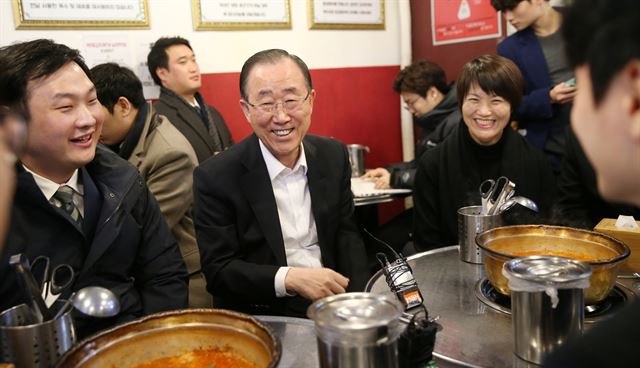 반기문 전 유엔 사무총장이 13일 오후 서울 동작구 사당시장 인근 김치찌개 음식점에서 청년들과 점심식사를 하며 이야기를 나누고 있다. 신상순 선임기자