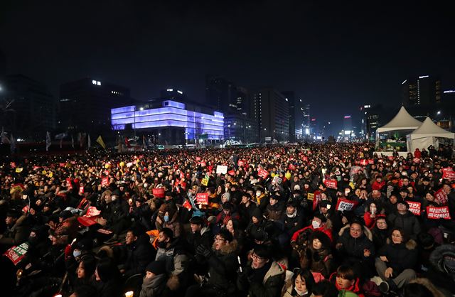 2016년 마지막날인 31일 오후 서울 광화문 광장 일대에서 박근혜 대통령 퇴진 촉구 제10차 촛불집회가 열리고 있다. 연합뉴스