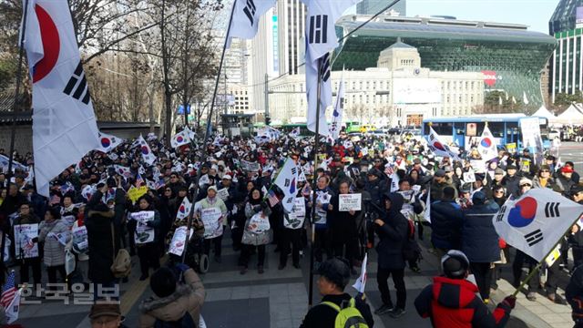 설날인 28일 서울 중구 대한문 앞에서 친박·보수단체인 '자유통일유권자본부'가 집회를 열고 있다.