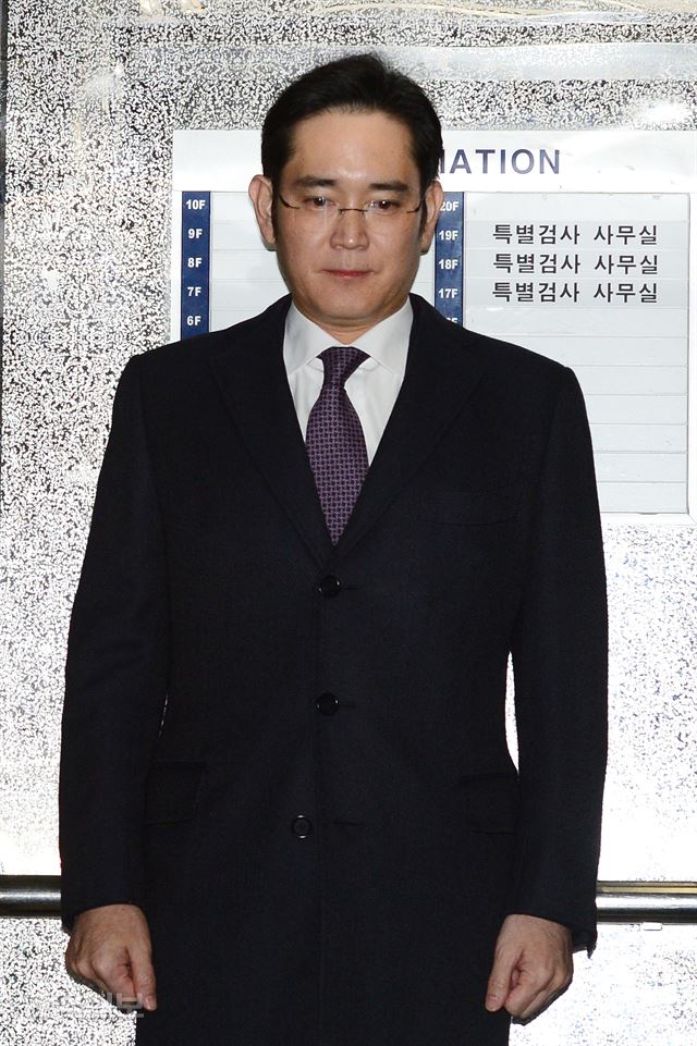 박근혜 대통령과 최순실씨 측에 뇌물을 제공한 혐의 등을 받고 있는 이재용 삼성전자 부회장이 18일 구속 전 피의자심문(영장실질심사)을 받기 전 서울 대치동 박영수 특별검사팀의 사무실로 들어서고 있다. 홍인기 기자 hongik@hankookilbo.com