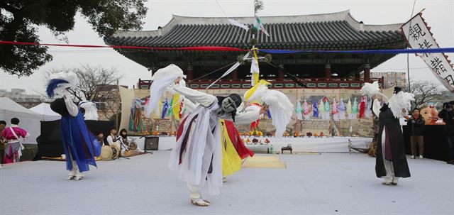 음력 정월을 맞아 '신들의 고향' 제주에서는 마을별로 한 해 무사안녕과 풍년을 기원하는 마을제가 열린다. 사진은 제주시 제주목관아에서 열린 탐라국입춘굿. 제주관광공사 제공.