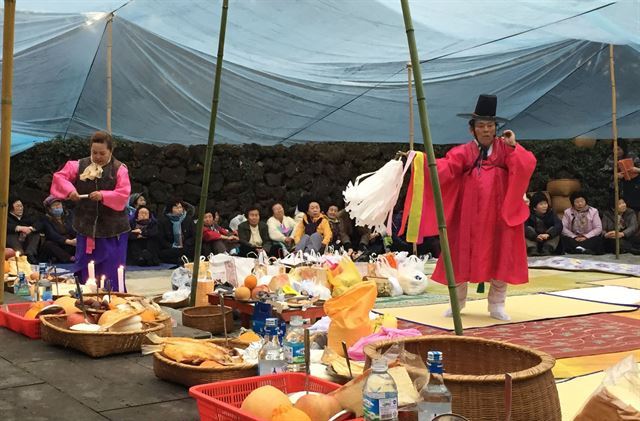 음력 정월을 맞아 '신들의 고향' 제주에서는 마을별로 한 해 무사안녕과 풍년을 기원하는 마을제가 열린다. 사진은 제주시 구좌읍 송당리 본향당에서 열린 송당리마을제. 한국일보 자료사진.