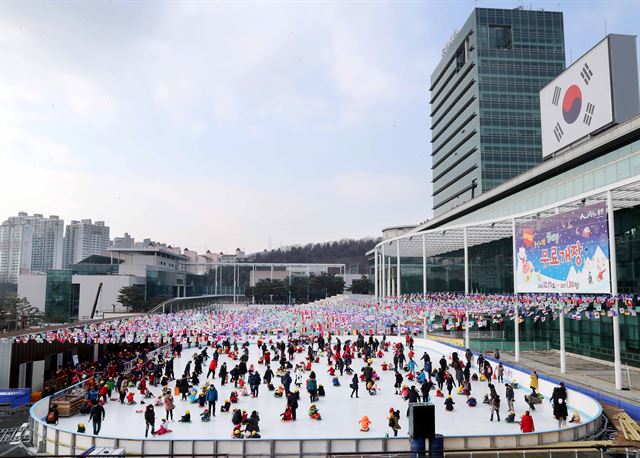 경기 용인시가 올 겨울 시청광장에 조성한 썰매장에서 시민들이 즐거운 시간을 보내고 있다. 용인시 제공