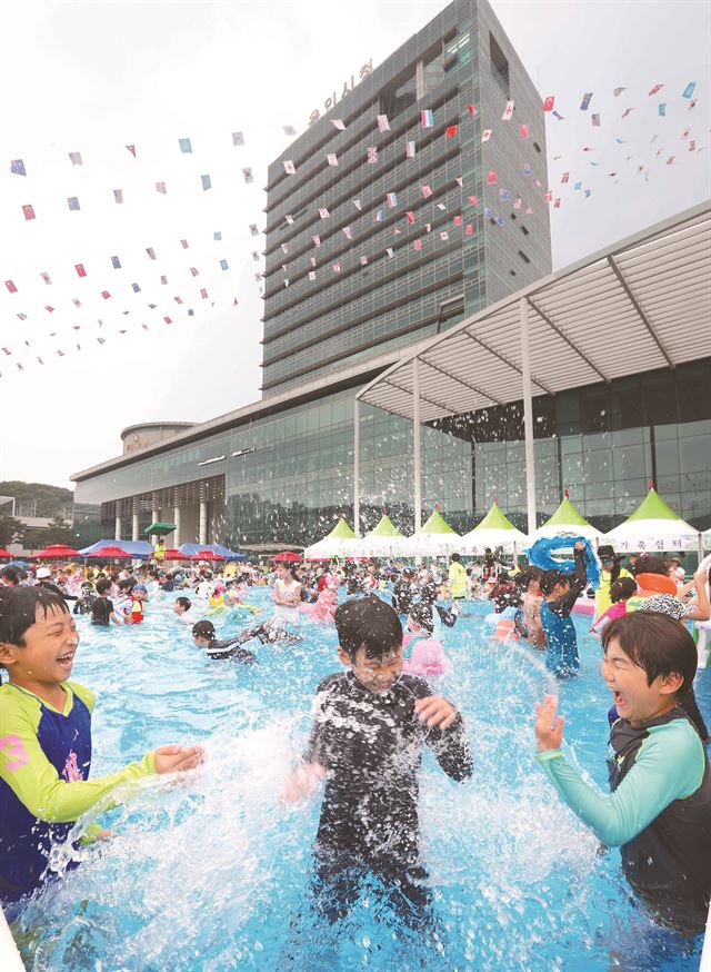 지난해 여름 물놀이장으로 변신한 경기 용인시청 광장에서 어린이들이 물장구를 치며 더위를 식히고 있다. 용인시 제공