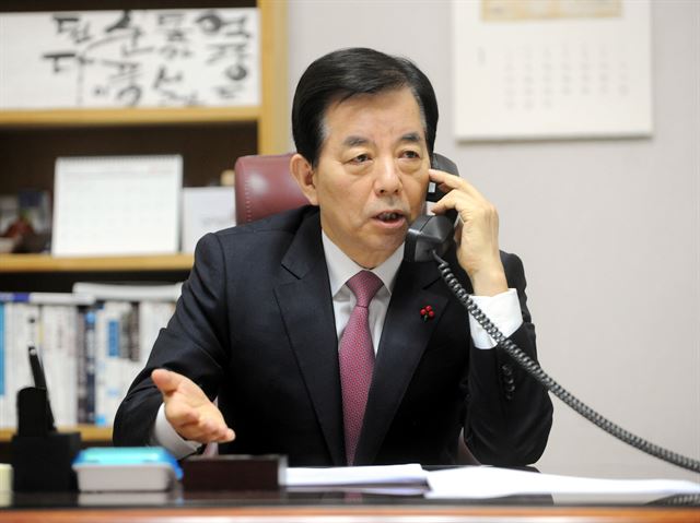 한민구 국방부 장관이 31일 오전 7시 매티스 미국 국방부 장관과 북한의 핵ㆍ미사일 위협에 대한 한미동맹 대응 방안을 논의하기 위해 첫 전화대담을 하고 있다. 국방부 제공