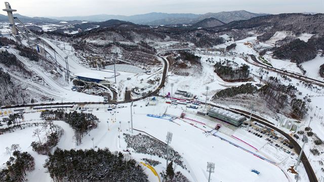 2018 평창 동계올림픽를 대비해 '미리보는 평창올림픽' 테스트 이벤트 경기가 다음 달부터 펼쳐진다. 31일 강원 평창 알펜시아 스키점프대(왼쪽)와 크로스컨트리 일대가 최근 내린 폭설로 설경을 연출하고 있다. 2017.1.31 평창=연합뉴스