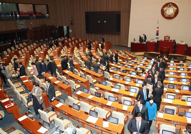 여야 국회의원들이 지난 20일 국회 본회의에서 가습기 살균제 피해 구제법안 통과를 끝으로 1월 임시국회가 마무리 되자 본회의장을 빠져 나가고 있다. 연합뉴스