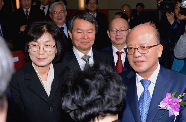 [저작권 한국일보] 31일 박한철 헌법재판소장이 서울 종로구 재동 헌법재판소에서 퇴임식을 마치고 이정미 헌법재판관과 식장을 나서고 있다. 2017.1.31 / 류효진기자 jsknight@hankookilbo.com /2017-01-31(한국일보)