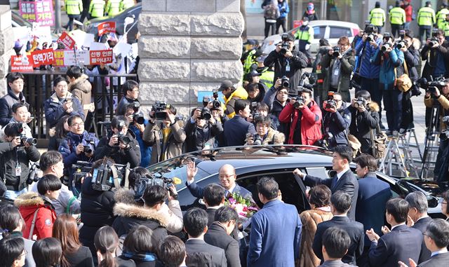 [저작권 한국일보] 박한철 헌법재판소장이 31일 오후 서울 종로구 재동 헌법재판소에서 퇴임식을 마친 뒤 직원들에게 손을 흔들고 있다. 박 헌재소장 뒤로 탄핵심판 기각을 촉구하는 집회가 열리고 있다. 2017.1.31 / 류효진기자 jsknight@hankookilbo.com /2017-01-31(한국일보)