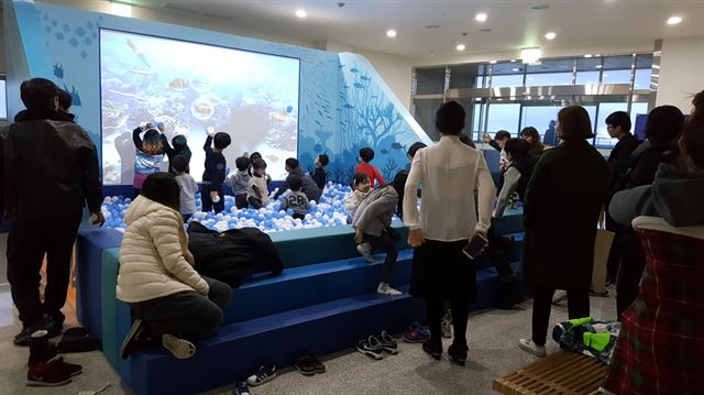 포항 구룡포과메기문화관 4층 모션슈팅 체험공간에서 아이들이 신나게 체험하고 있다. 포항시 제공.