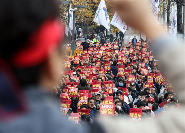 지난해 11월 14일 서울 영등포구 전국경제인연합회관 앞에서 전국철도노조 서울지방본부 회원들이 성과연봉제에 반대하는 집회를 열고 구호를 외치고 있다. 연합뉴스