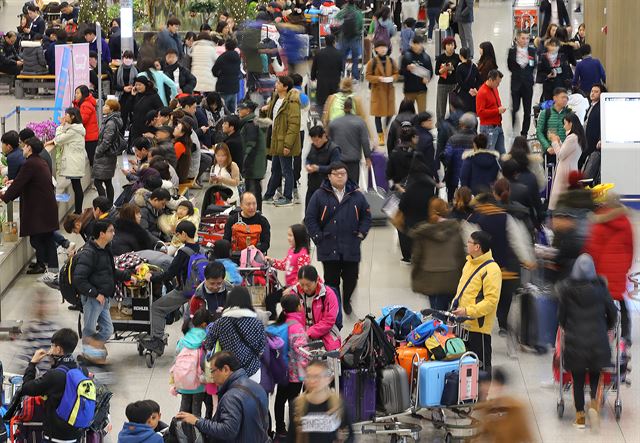 설 연휴 마지막 날인 지난달 30일 인천국제공항 입국장이 해외 여행을 마친 이용객들로 붐비고 있다. 연합뉴스