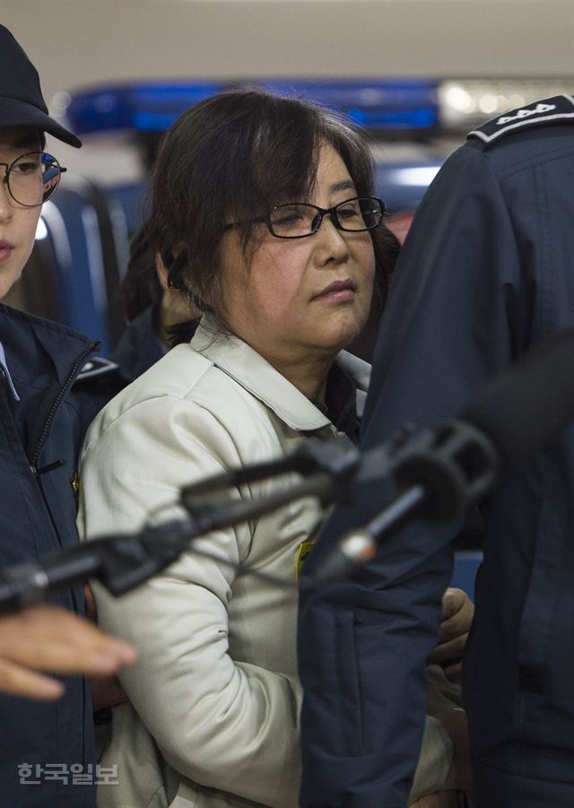 [저작권 한국일보] 특가법상 알선수재 혐의로 체포영장이 발부된 비선실세 최순실씨가 1일 오전 서울 강남구 특검 사무실로 강제 소환돼 조사실로 향하고 있다. 특검팀은 전일 알선수재 혐의로 발부받은 체포영장을 이날 오전 집행했다. / 류효진기자 jsknight@hankookilbo.com