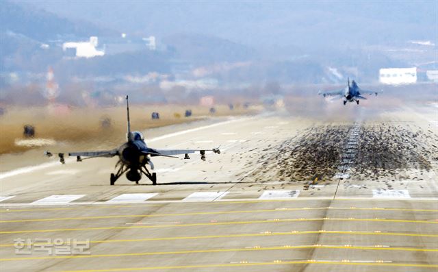 1일 오전 경기 오산비행장에서 F16 전투기가 활주로에서 이륙하고 있다. 오산=홍인기 기자