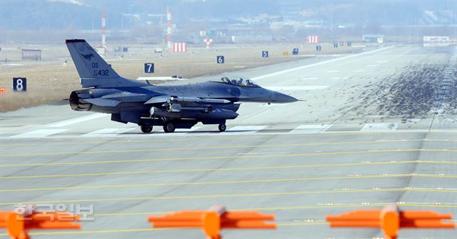 1일 오전 경기 오산비행장에서 F16 전투기가 이륙하기 위해 활주로에 들어서고 있다. 오산=홍인기 기자