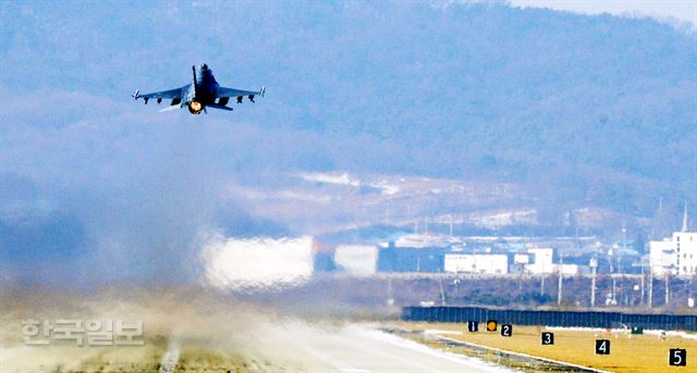 1일 오전 경기 오산비행장에서 F16 전투기가 활주로에서 이륙 하고 있다. 오산=홍인기 기자