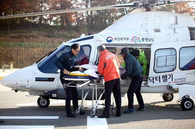 천안 단국대병원 의료진이 닥터헬기로 이송된 환자를 응급실로 이동시키고 있다. 단국대병원 제공