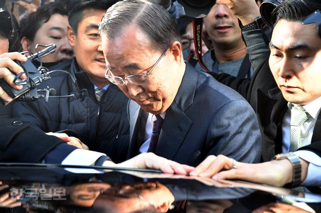 [저작권 한국일보]. 반기문 전 유엔 사무총장이 1일 오후 국회 정론관에서 대선 불출마를 전격 선언한 뒤 본청을 나와 차량에 탑승하고 있다. 배우한기자