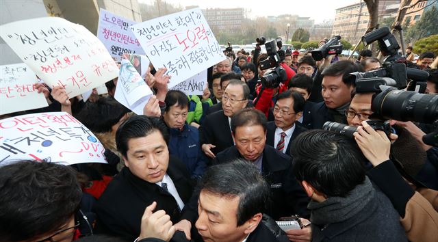 반기문 전 유엔 사무총장이 지난 1월 18일 오전 광주 동구 산수동 조선대학교 해오름관 진입로에서 학생들의 항의 를 받고 있다. 반 전 총장은 이날 특강 진행을 위해 조선대를 방문했다. 2017.1.18 광주=연합뉴스