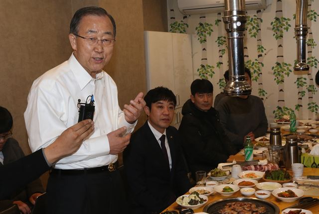 반기문 전 유엔 사무총장이 지난 1월 18일 오후 대구 서구 한 식당에서 지역 젊은이들과 만나 이야기를 하고 있다. 2017.1.18 대구=연합뉴스