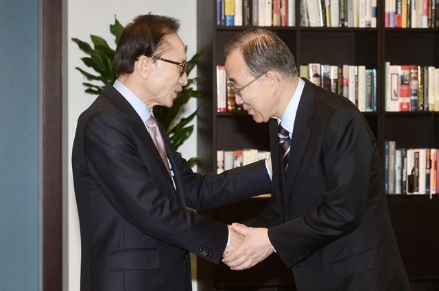 [저작원 한국일보] 이명박 전 대통령과 반기문 전 UN 사무총장이 지난 1월 19일 오후 서울 강남구의 이 전 대통령 사무실에서 만나 악수를 나누고 있다. 2017.1.19 오대근기자