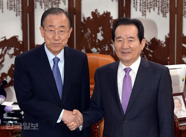 [저작권 한국일보] 반기문 전 유엔 사무총장이 지난 1월 20일 오전 국회의장실을 방문해 정세균 의장과 인사를 나누고 있다. 오대근기자