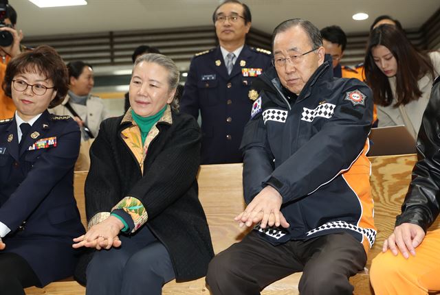 반기문 전 유엔사무총장이 설 연휴 첫날인 1월 27일 오전 서울 동작소방서를 격려방문해 심폐소생술 설명을 들으며 진지한 표정으로 손동작을 따라하고 있다. 2017.1.27 연합뉴스