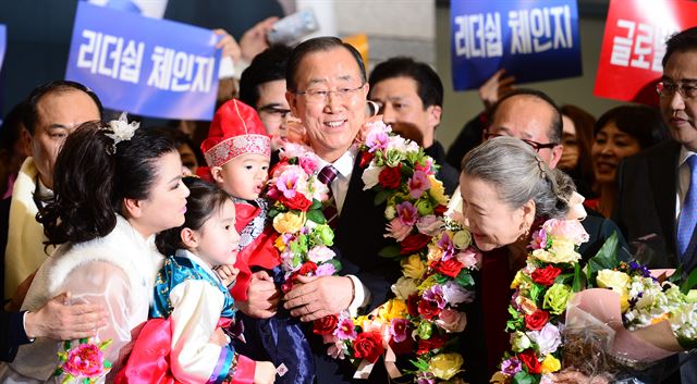 반기문 전 유엔 사무총장이 지난 1월 12일 오후 인천국제공항을 통해 귀국한 후 화동을 안고 환하게 웃고 있다. 2017.01.12. 영종도 고영권기자