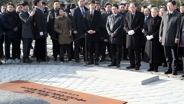 반기문 전 유엔(UN) 사무총장이 지난 1월 17일 경남 김해시 봉하마을 노무현 전 대통령 묘역을 참배하고 있다. 2017.1.17 김해=연합뉴스