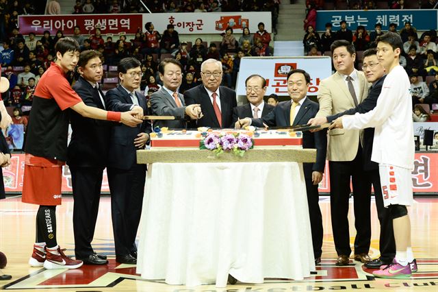 1일 안양체육관에서 열린 KGC인삼공사와 SK의 경기에 앞서 김영기(왼쪽 다섯 번째) KBL 총재와 한선교(왼쪽 네 번째)의원 등 농구 관계자들이 KBL 출범 20주년 기념 떡 커팅을 하고 있다. KBL 제공