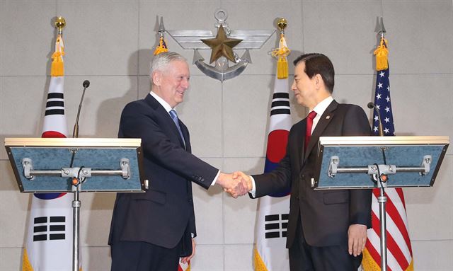 한민구 국방부 장관(오른쪽)과 제임스 매티스 미 국방장관이 3일 오전 서울 용산 국방부 전시실에서 한미국방장관회담 전 모두발언을 마치고 악수하고 있다. 홍인기기자