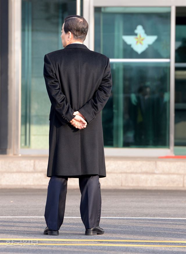 한.미 국방장관 회담이 열린 3일 오전 서울 용산구 국방부에서 한민구 국방부 장관이 제임스 매티스 미 국방부 장관을 기다리고 있다. 홍인기 기자