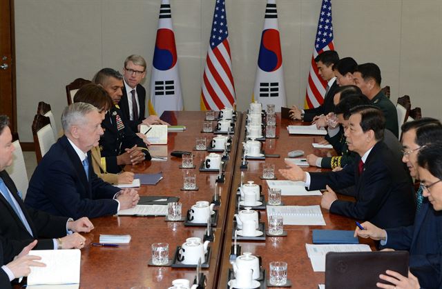 3일 오전 서울 용산구 국방부에서 한민구 국방부 장관이 방한 중인 제임스 매티스 미 국방부 장관과 한미 국방장관 회담을 갖고 있다. 홍인기 기자