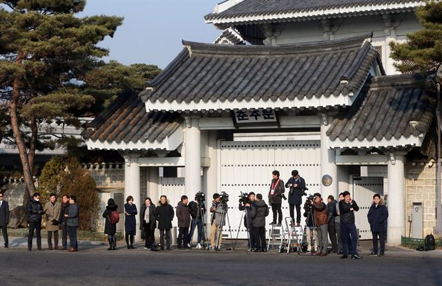 특검의 청와대 압수수색을 취재하기 위한 취재진들이 춘추관 인근에서 대기하고 있다. 고영권기자