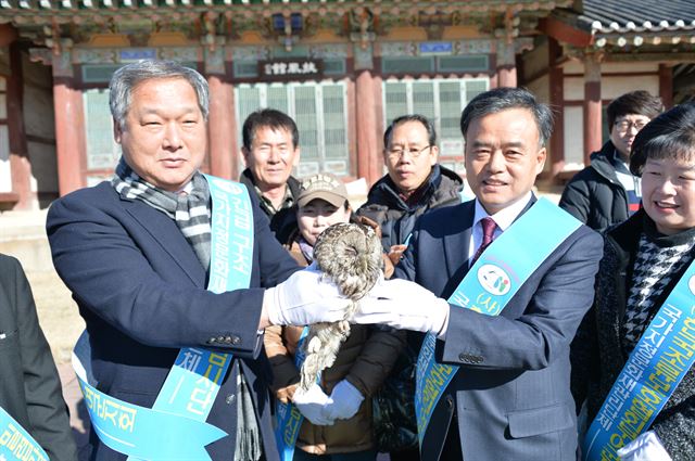 부여군(군수ㆍ이용우ㆍ왼쪽)은 긴급 구조한 올빼미를 2일 자연으로 품으로 되돌려 보냈다. 부여군 제공