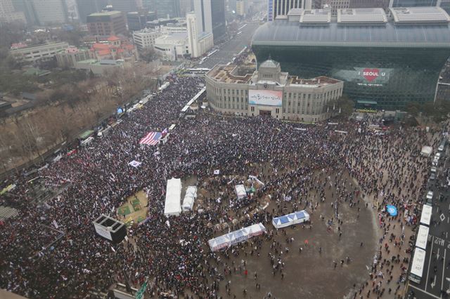 4일 탄핵기각을 위한 국민총궐기 운동본부 주최로 열린 '탄핵무효! 태극기 애국집회' 참가자들이 서울광장으로 모이고 있다. 연합뉴스