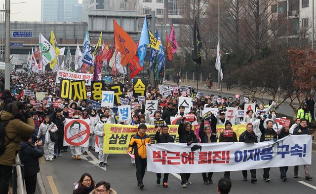 '박근혜정권퇴진 비상국민행동'의 제14차 주말 촛불집회 참가자들이 4일 오후 서울 서초구 삼성전자 서초사옥 앞으로 행진하고 있다. 연합뉴스