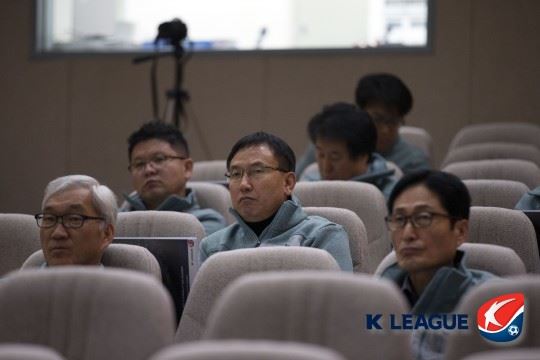 이철근(왼쪽 두 번째) 전북 단장이 물러난다. 2015년 말, 프로축구 CEO 아카데미에서 강의를 듣고 있는 이 단장. 프로축구연맹 제공