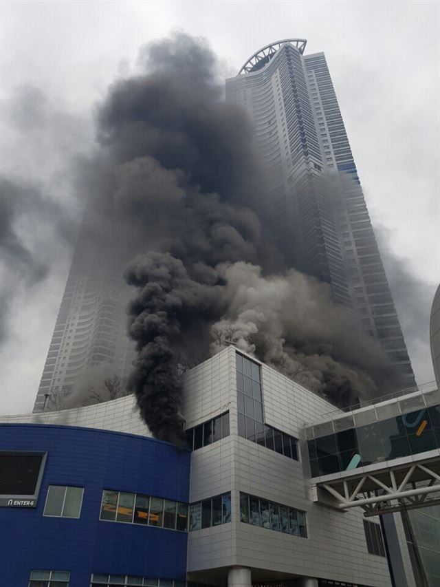 4일 오전 동탄 메타폴리스 단지 내 상가 건물 화재현장 모습. 연합뉴스