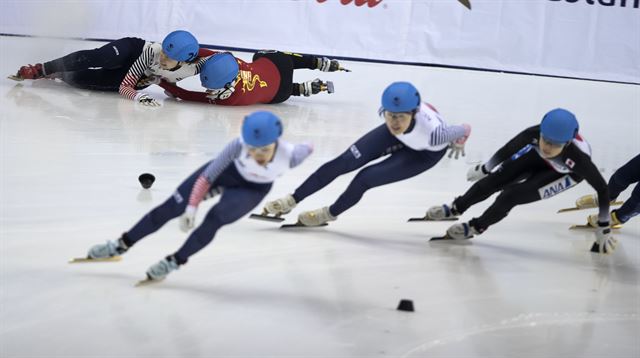 제28회 알마티 동계유니버시아드에 나선 한국 선수단이 쇼트트랙과 스피드스케이팅에서 금메달 4개와 은메달 2개를 한꺼번에 추가하면서 국가별 메달 순위 3위로 껑충 뛰어올랐다. 사진은 쇼트트랙 여자 1,500m 결승전 레이스 도중 노도희(뒤편 왼쪽)가 장이제(중국)와 부딪혀 넘어져 있는 모습. 알마티= 신화 연합뉴스