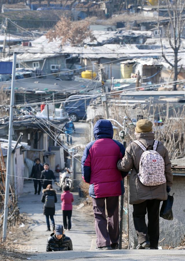 서울 강남구 개포동 구룡마을 주민들이 보금자리인 판자집으로 가고 있다. 한국일보 자료사진