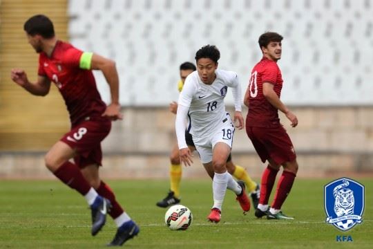 포르투갈 전지훈련에서 평가전을 하고 있는 바르셀로나B의 백승호(가운데). 신태용호에서 가장 기대되는 선수 중 하나다. 대한축구협회 제공