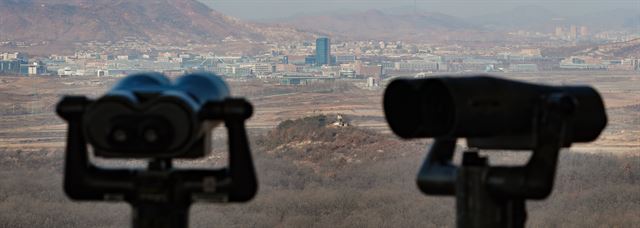 개성공단 폐쇄 1년(2월 10일)을 앞둔 6일 경기도 파주시 도라전망대에서 개성공단 일대가 적막한 모습을 보이고 있다. 연합뉴스