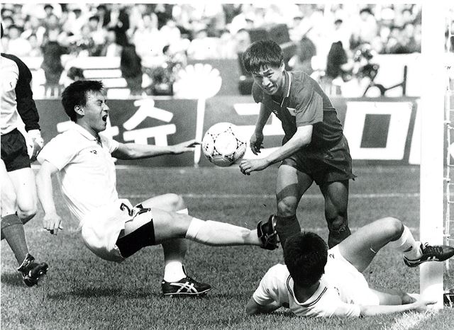 1991년 포르투갈 세계청소년 축구 대회에 앞서 남북 단일팀을 구성하기 위해 잠실주경기장에서 열린 자체 평가전. 한국일보 자료사진