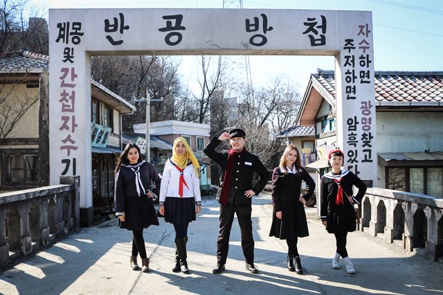 반공, 간첩자수 홍보문구 앞에서 그 시대 교복을 입고 단체사진을 남기는 일은 흔한 경험이 아니다.