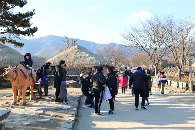 가족, 단체와 함께 낙안읍성을 찾은 시민들.