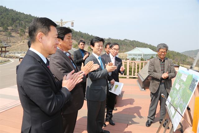 조규일(가운데) 경남도 서부부지사가 다음달 착공 예정인 산청한방항노화산업단지 예정부지를 찾아 관계자들로부터 설명을 듣고 있다. 경남도 제공