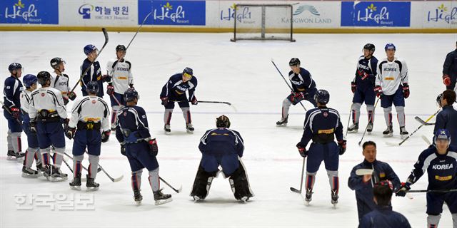 남자 아이스하키 대표팀이 8일 고양 어울림누리 아이스링크에서 훈련을 하고 있다. 고양=신상순 선임기자ssshin@hankookilbo.com